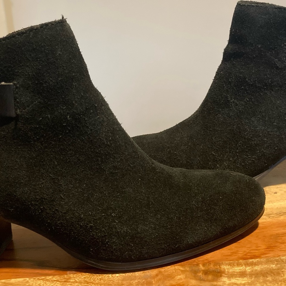 Guess brand Women's Black Suede Ankle Boots - size 8.5 ( but may run small )…